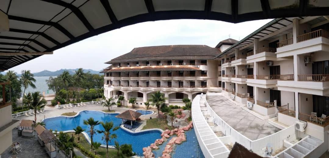 The Orient Star Resort Лумут Экстерьер фото